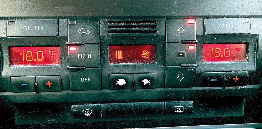 Automatyczna dwustrefowa klimatyzacja w samochodach Audi A4. Układ sterowania
